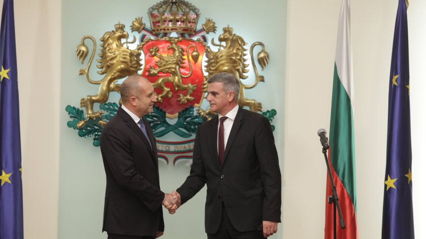 Служебното правителство се срещна с президента и с кабинета "Петков"