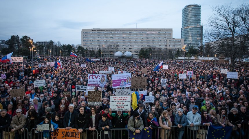 Хиляди на протест срещу плановете за реформи в обществените медии в Словакия