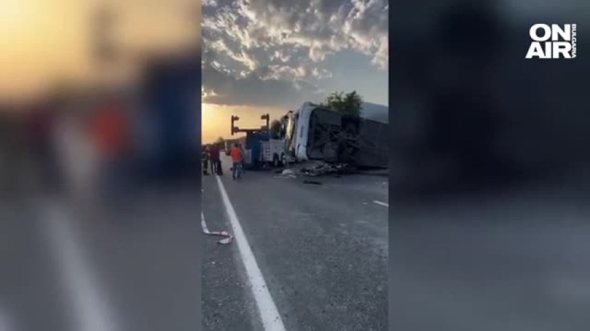 Най-малко шестима загинали при катастрофа между камион и автобус в Турция