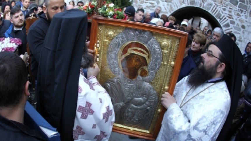 Чудотворната икона на Света Богородица потегли към местността Клувията