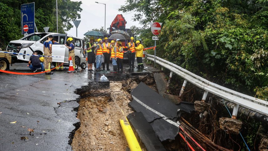 Опустошително наводнение в Хонконг, призоваха хората да не излизат