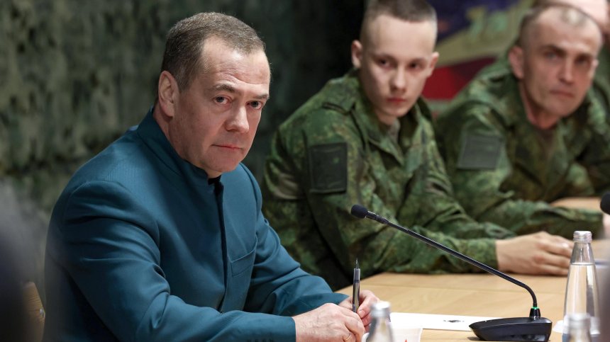 Медведев: Санкциите? Икономиката на Русия остава стабилна