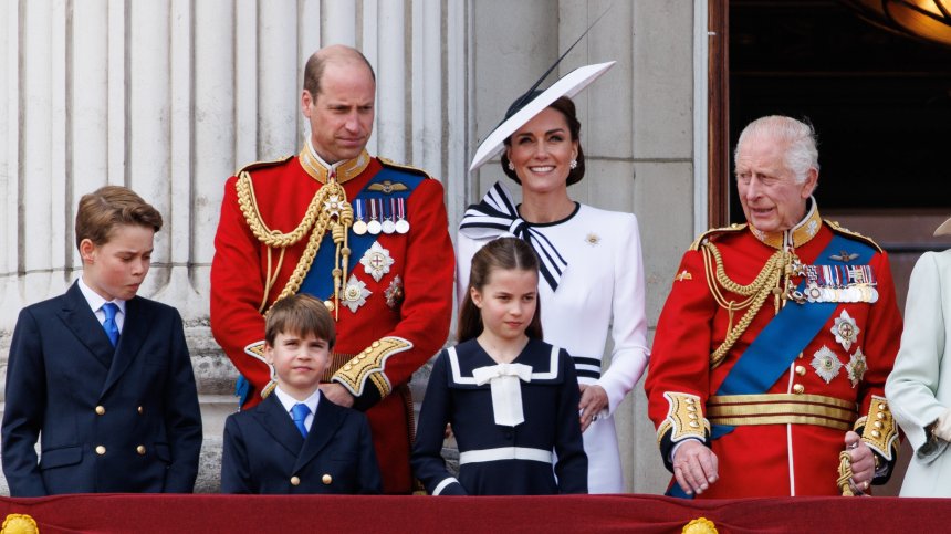 Кейт не свали усмивката си, принцовете пак грабнаха публиката (СНИМКИ)