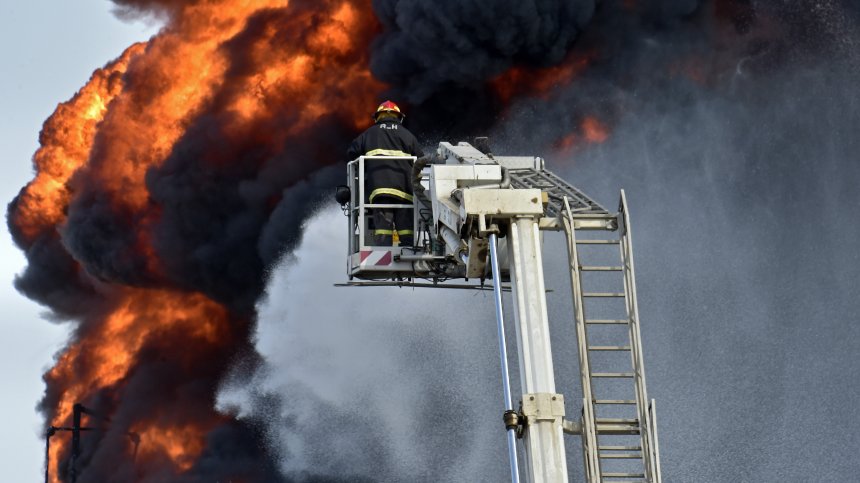 Двама души са ранени при експлозия в петролна рафинерия в Омск