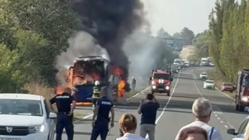 Автобус с туристи пламна на пътя Варна-Бургас (+ВИДЕО)