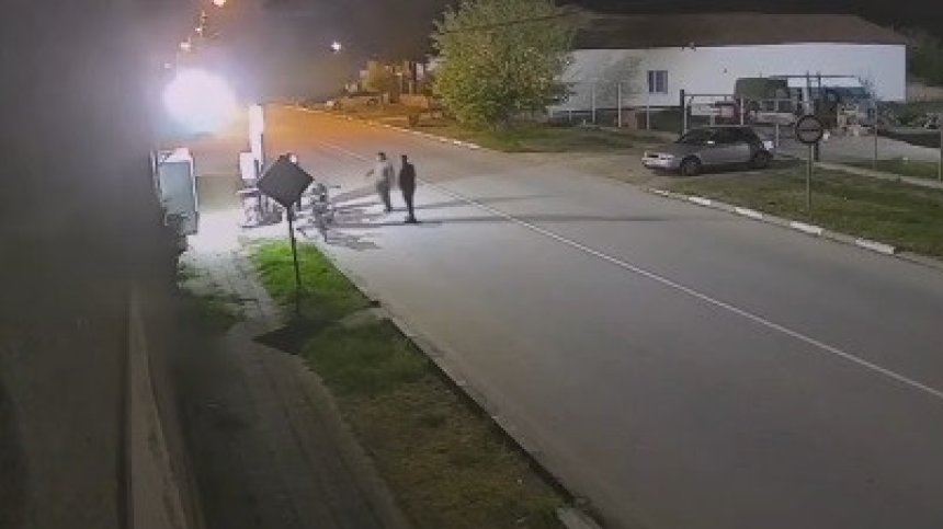 С бясна скорост шофьор помете момче на улица в Гулянци и избяга