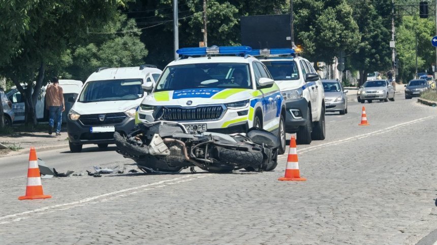 Моторист е в болница след удар с такси в София