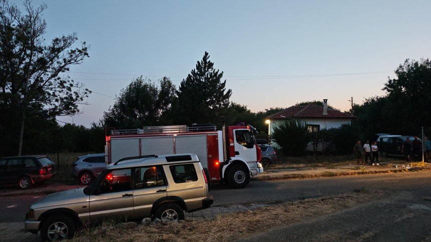 Голям пожар в с. Разбойна, доброволци и пожарникари го овладяха