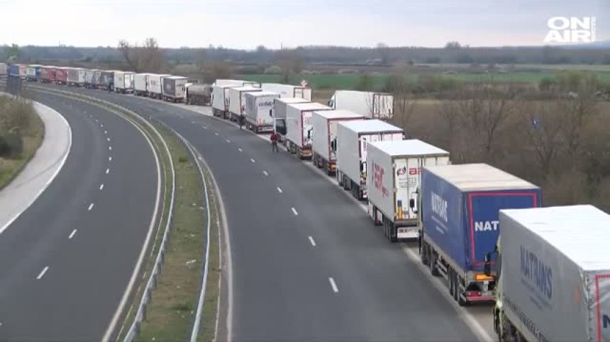 Летище "Узунджово" става паркинг за стотиците ТИР-ове на турската граница