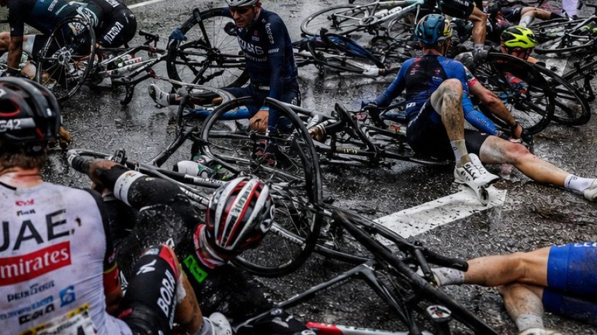 Подробности за състоянието на пострадалите след масовото падане на Giro d'Italia