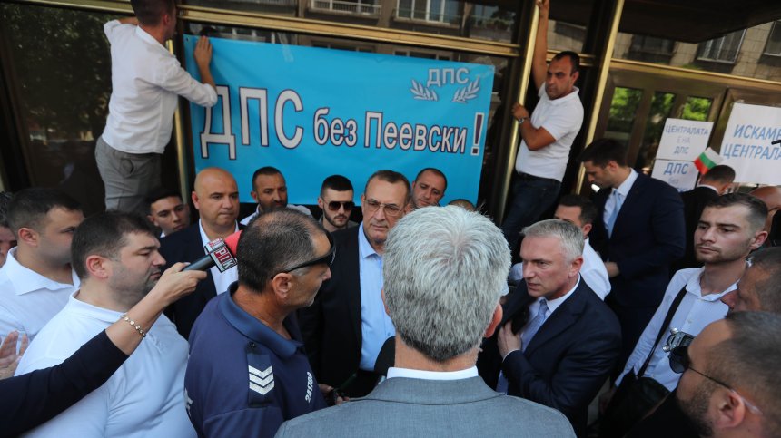 Младежкото ДПС застана зад Ахмед Доган: Той е нашият лидер