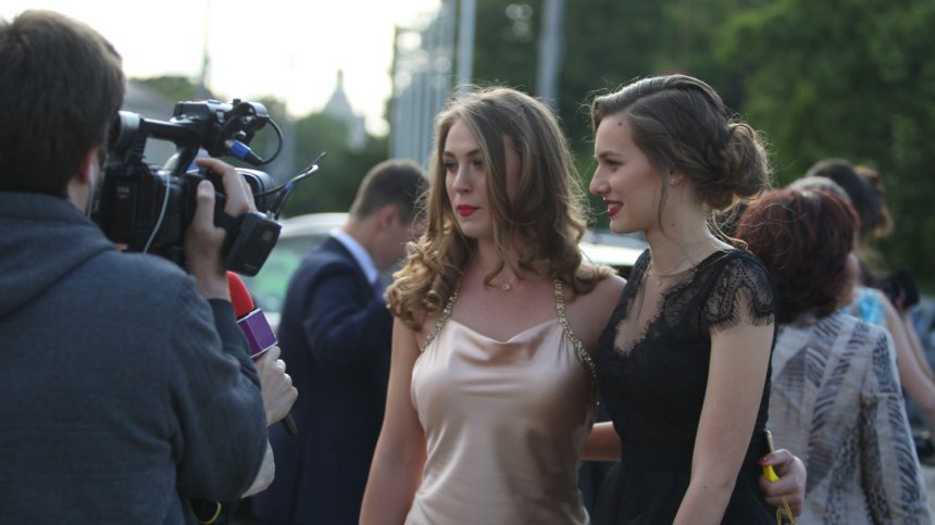 "Бални рокли с кауза": Звездни облекла за абитуриенти от уязвими групи