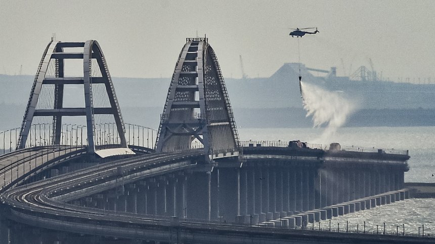 Два удара са нанесени по Кримския мост, Русия призова хората да не пътуват