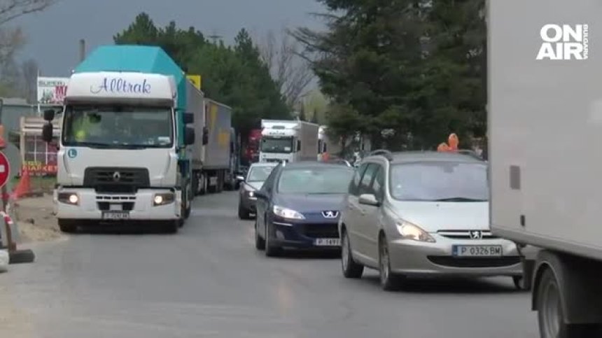 Кошмарни задръствания на Дунав мост заради спрените фериботи между Турция и Украйна