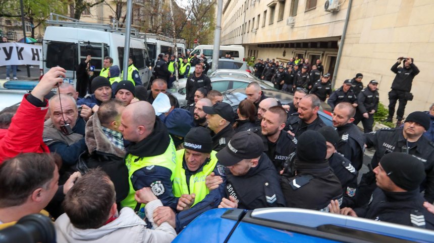 Протестиращи поискаха оставката на шефа на МВР Даниел Митов (СНИМКИ)