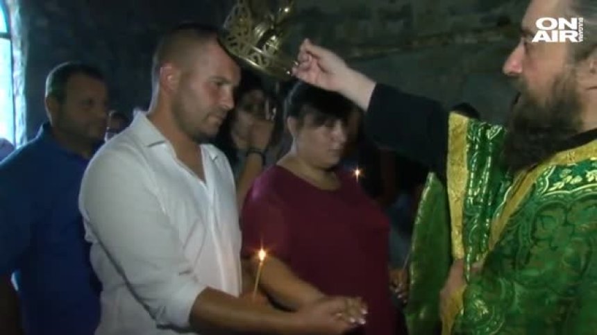 Романтично: Двама влюбени се венчаха в родното си село с надеждата да го върнат към живот