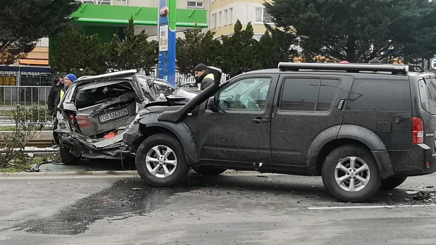 Четири коли се удариха верижно при тежка катастрофа на бул. "България"