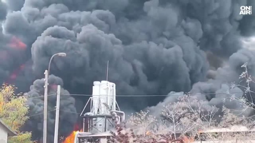 Ново огнище край изгорелия цех в Бяла отново вдигна пожарникарите на крак