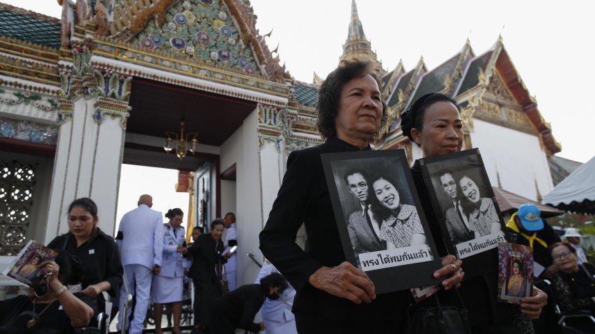 Последно сбогом в Тайланд с кралицата майка (СНИМКИ)