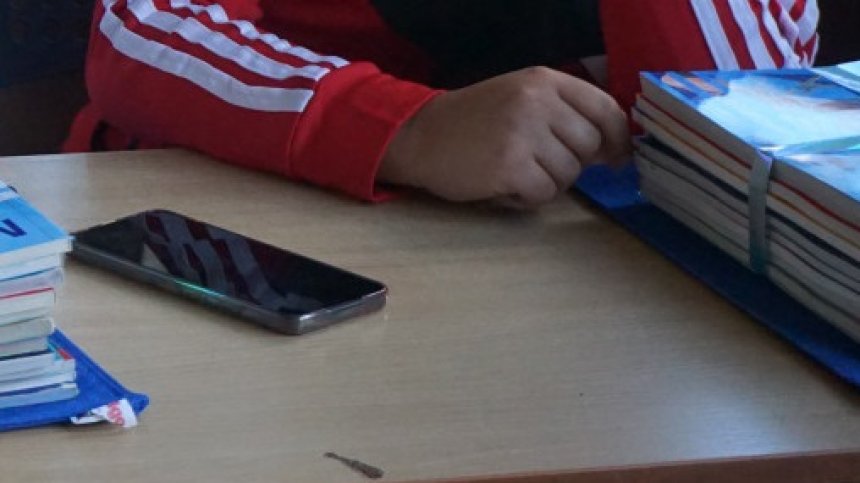 6000 деца са отстранени от час заради ползване на мобилен телефон