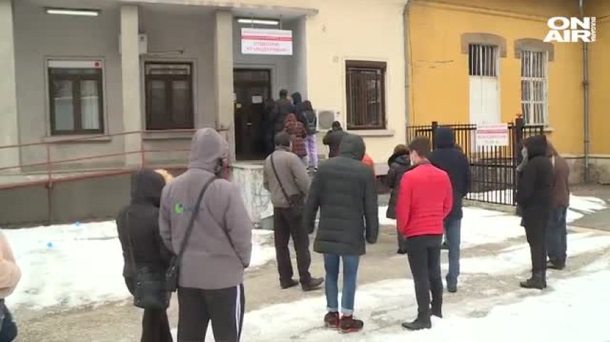 В помощ на блъснато момиче: Десетки се наредиха на опашка в НЦТХ, за да дарят кръв