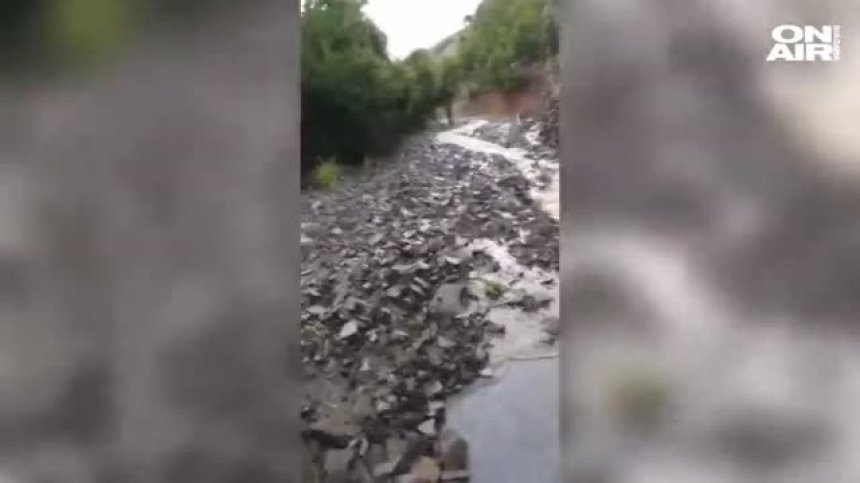 Свлачище блокира туристи в планината край Момчилград