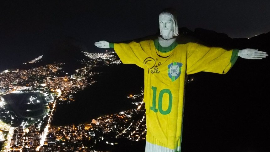 Статуята на Христос грейна с фланелката на Пеле в Рио де Жанейро