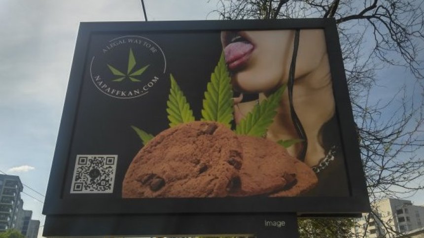 Свалят скандална реклама от билборд пред училище, искането е на председателя на СОС