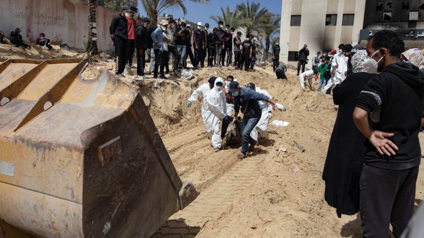 Откриха масов гроб в двора на болницата "Насър" в Газа