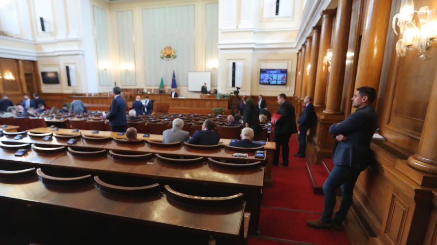 Работата на депутатите за бюджета започна с протести, ще има повече пари за учителите и лекарите