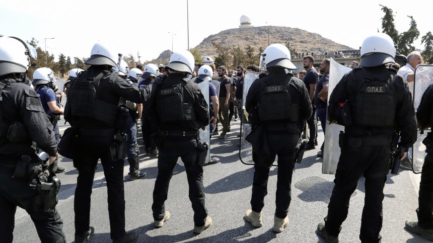 Банани на Олимп и маслини на военно летище: Арести в цяла Гърция след измами с евросубсидии