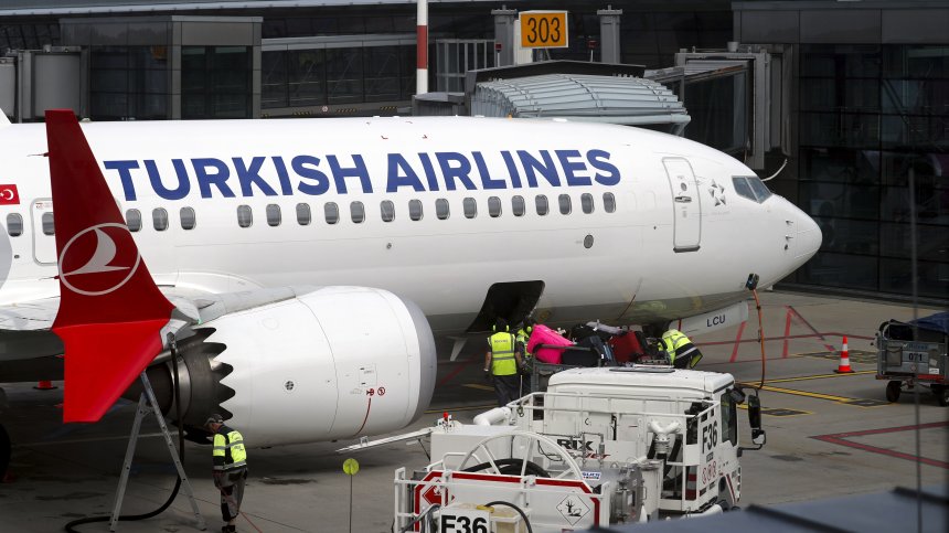 Пилот на Turkish Airlines е починал по време на полет