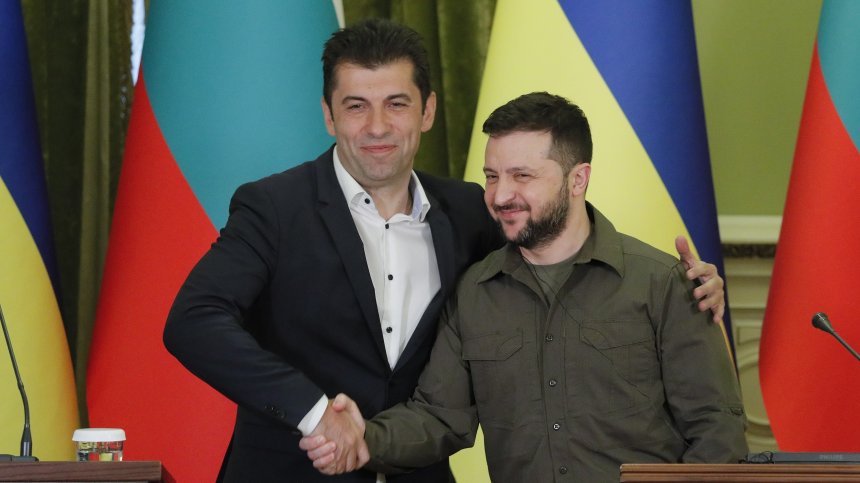 Наградиха служителите на НСО, пазили Кирил Петков в Киев
