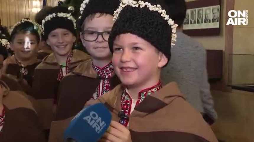 Коледари сурвакаха Кирил Петков, искаха да знаят защо Борисов не е депутат