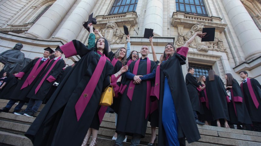 Увеличават със задна дата с над 300 лв. асистентската заплата в държавните университети