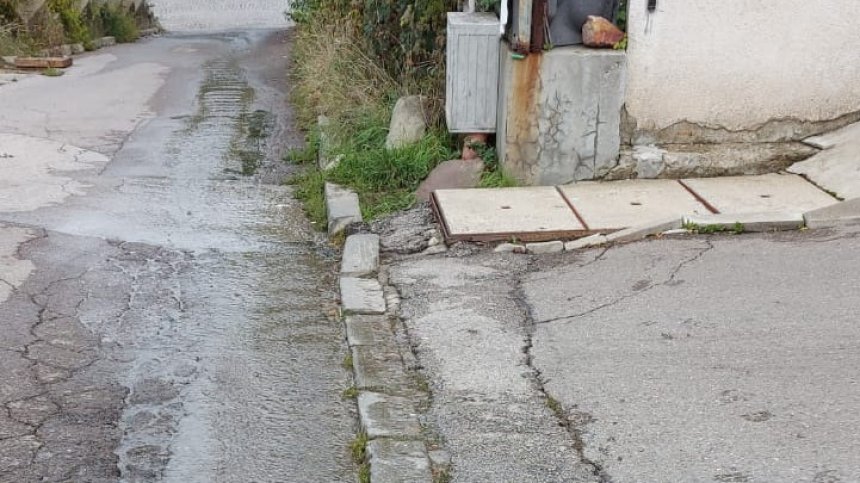 За пореден път вода се лее от спукана тръба в кв. "Симеоново"