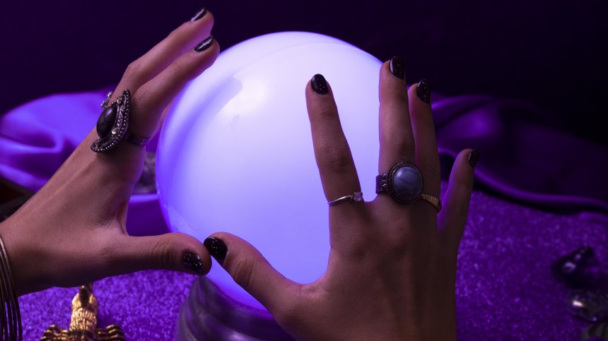 Магия, карма и зодии: Тревожността кара примитивния българин да вярва на врачки