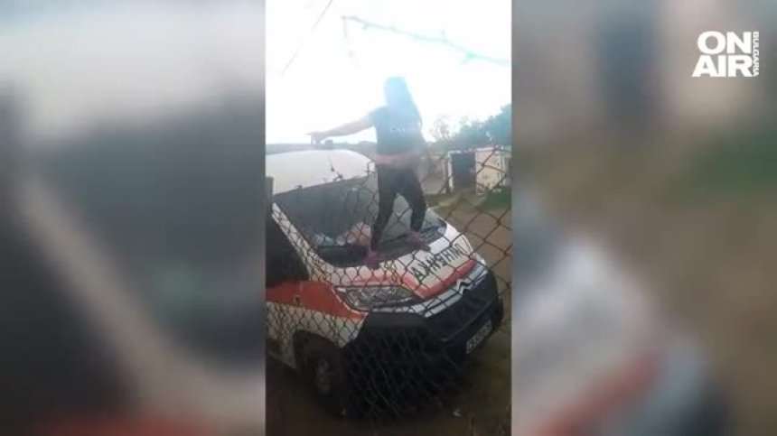 Явно няма дъно в България: Жена играе кючек върху линейка (+ВИДЕО)