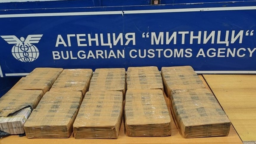 Откриха в тайник на автобус украински гривни за близо 1 млн. лв.
