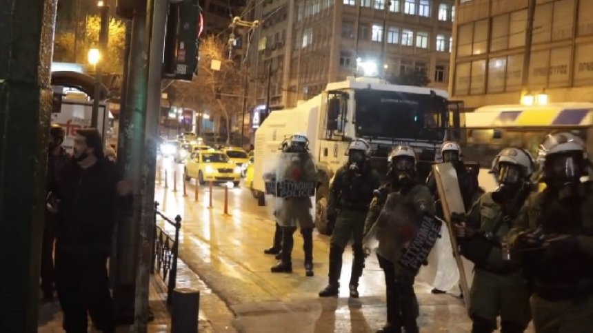 След разходка в парка: Сълзотворен газ и бой с палки на протест в Атина (ВИДЕО)