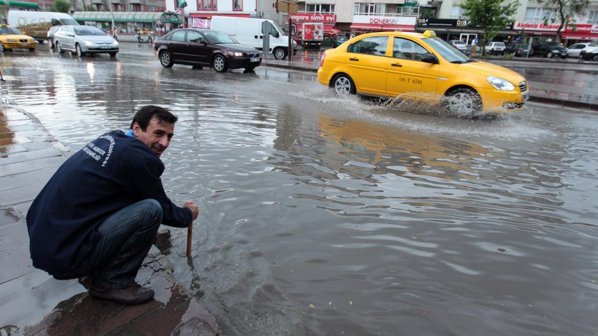 Къщи и офиси под вода в Турция, Северна Америка регистрира най-горещия юни