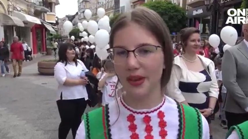 Шествие в Пловдив, ученици поднесоха венци пред барелефа на Светите братя