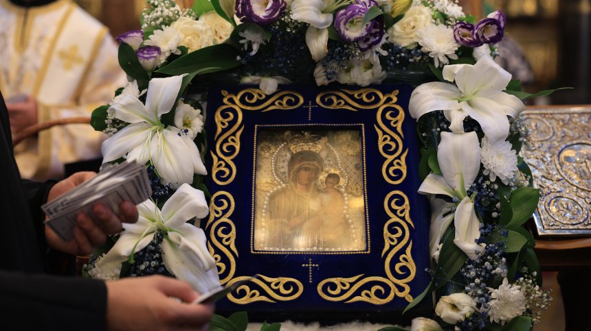 Чудотворната Хавайска икона на Богородица продължава да събира вярващи в София