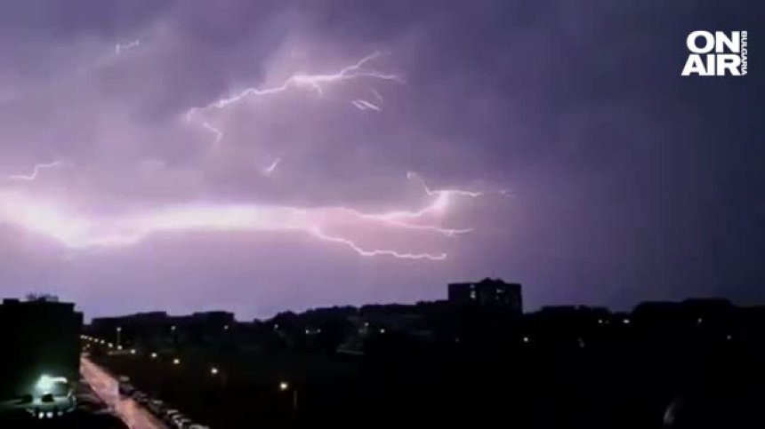 Наводнени и на тъмно: Гръмотевична буря удари Стара Загора, Хасково и Димитровград