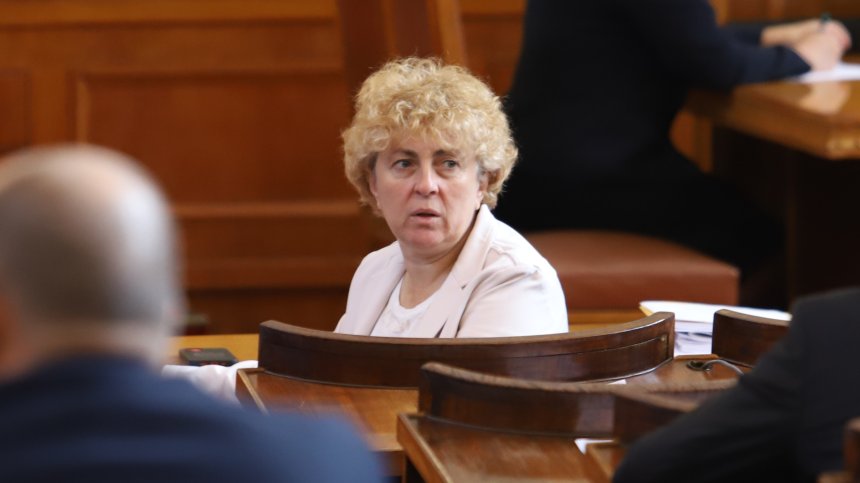 Василева напусна НС: Казвам "сбогом" на собствените си илюзии, нека забравим за "Аз"