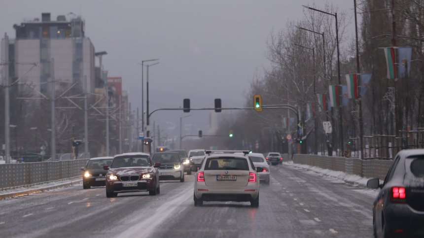 Заледени пътища и предпоставки за катастрофи - АПИ с предупреждение към шофьорите