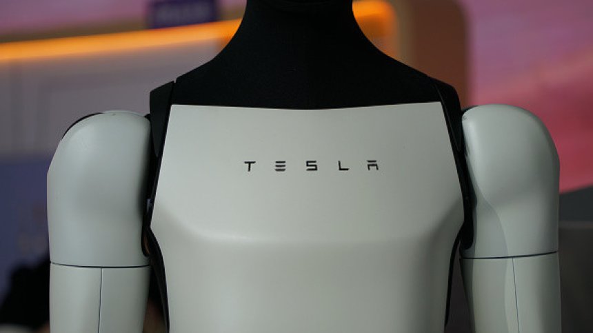 Tesla подготвя армия от роботи: Optimus скача до 1000 броя седмично