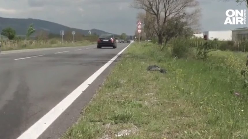 Хората са изхвърчали от каруцата, джипът е "летят" по наскоро асфалтиран път