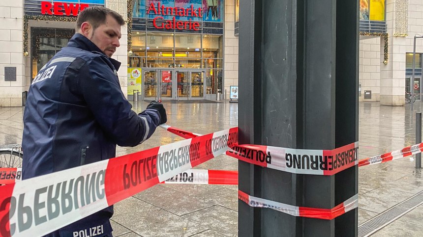 Психичноболен взе заложници в мол в Дрезден, задържаха го