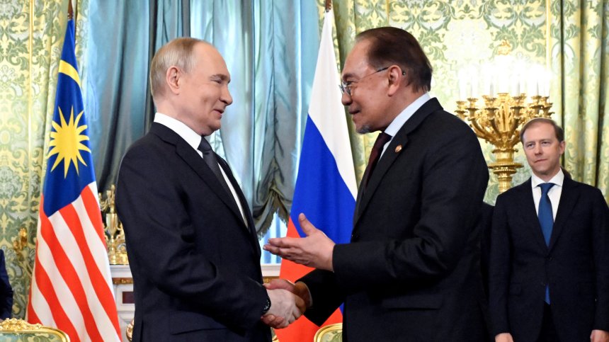 Путин с гатанка към малайзийския премиер: За кого е третият трон? (+СНИМКИ)